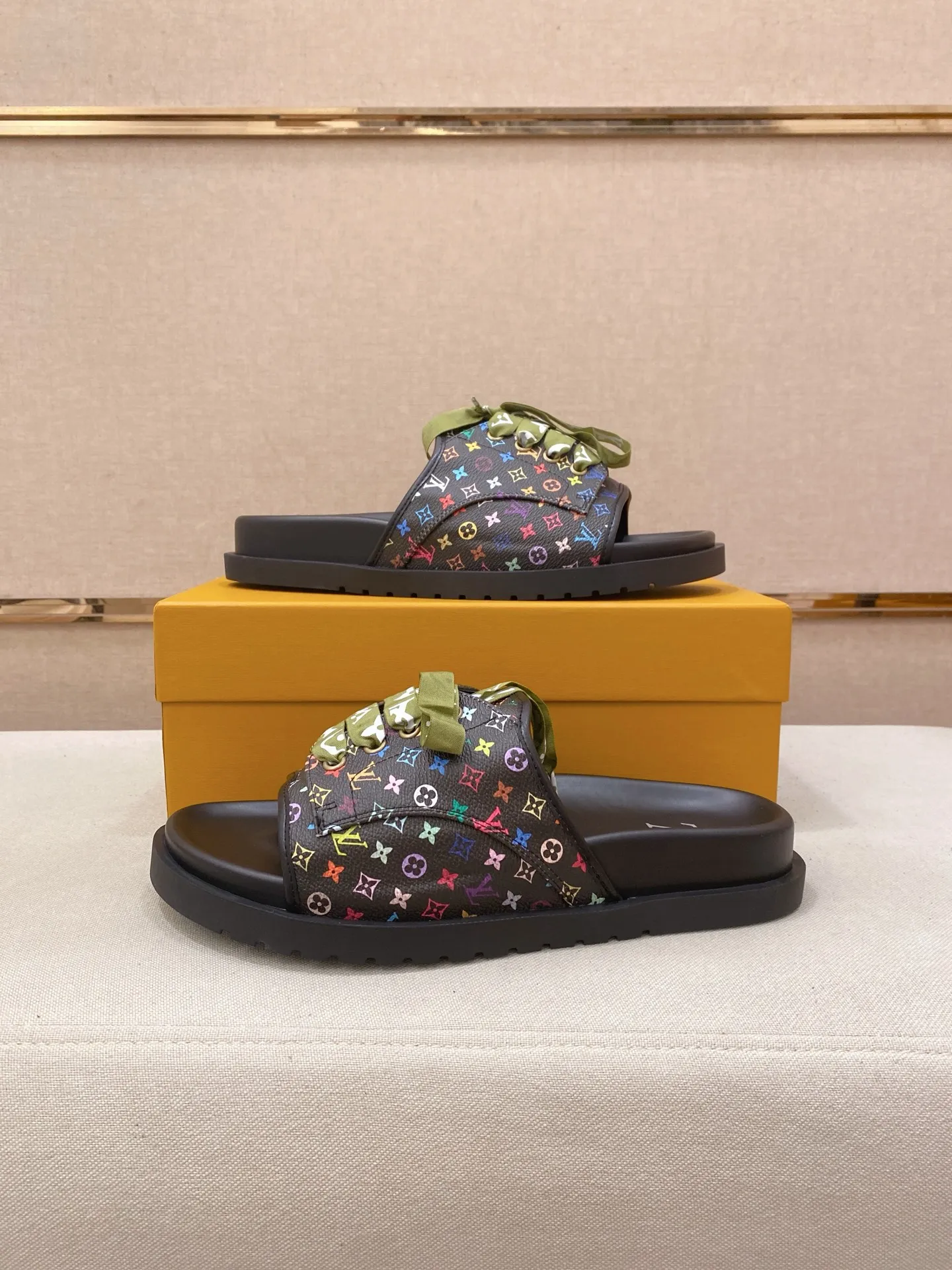 Men's shoes 💰: 340💰Made by LV🔍Top purchasing agents. Men's spring and summer slippers are available at the same counter. The uppers are imported cowhide from Italy, with logo graphics and high-quality craftsmanship. Soles: original soles specially provided by the original factory. Exclusive movable molded soles are super comfortable. Original goods follow orders. 🔍🔍High quality. You can enter and exit the counter at will. Welcome to compare. Size 38-44.